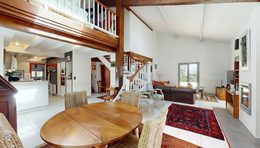 Maison Ustaritz 6 pièces 152 m2, sous sol complet, piscine et spa / Co exclusivité