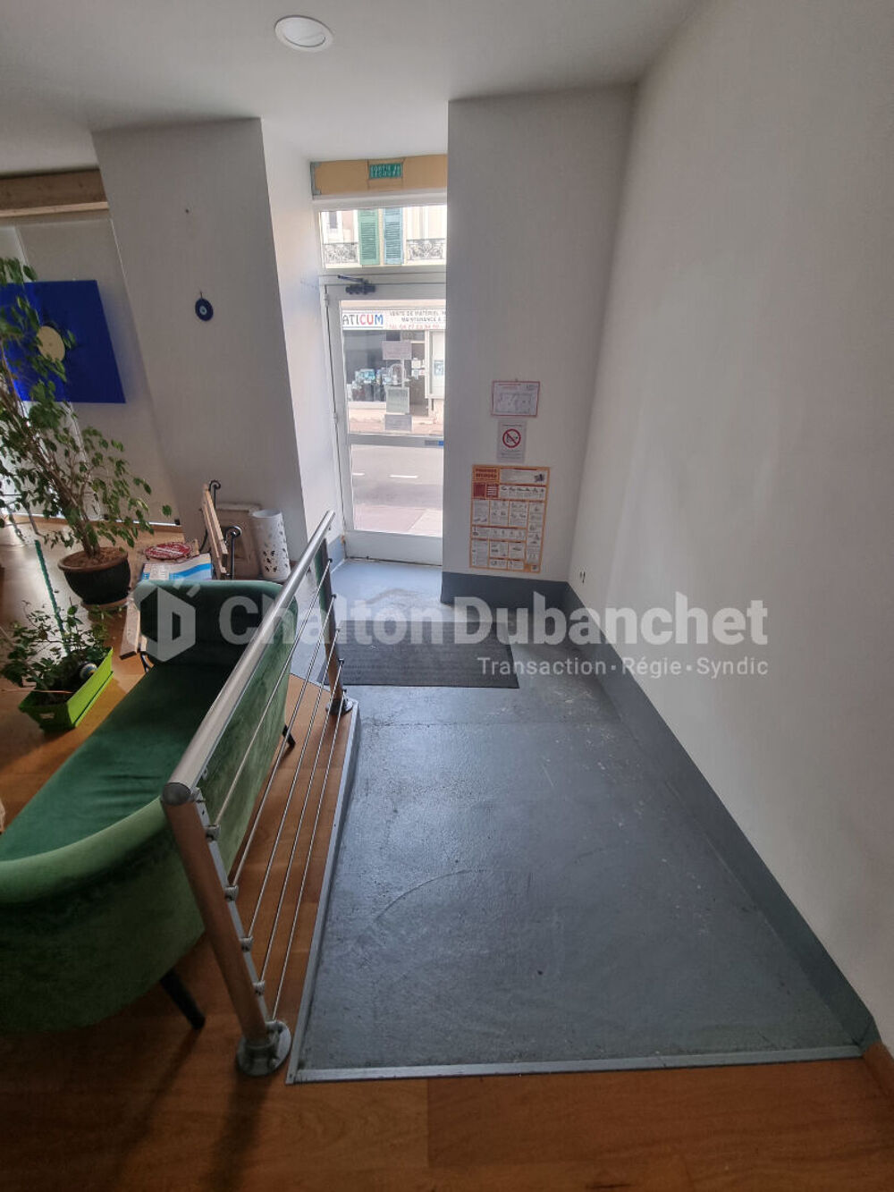   Roanne, Local commercial de 70.90 m² Roanne