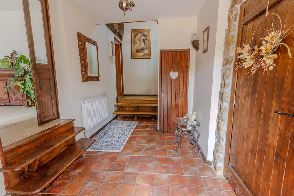 Manche : Maison en pierre de 3 chambres avec studio, écuries et terrain.