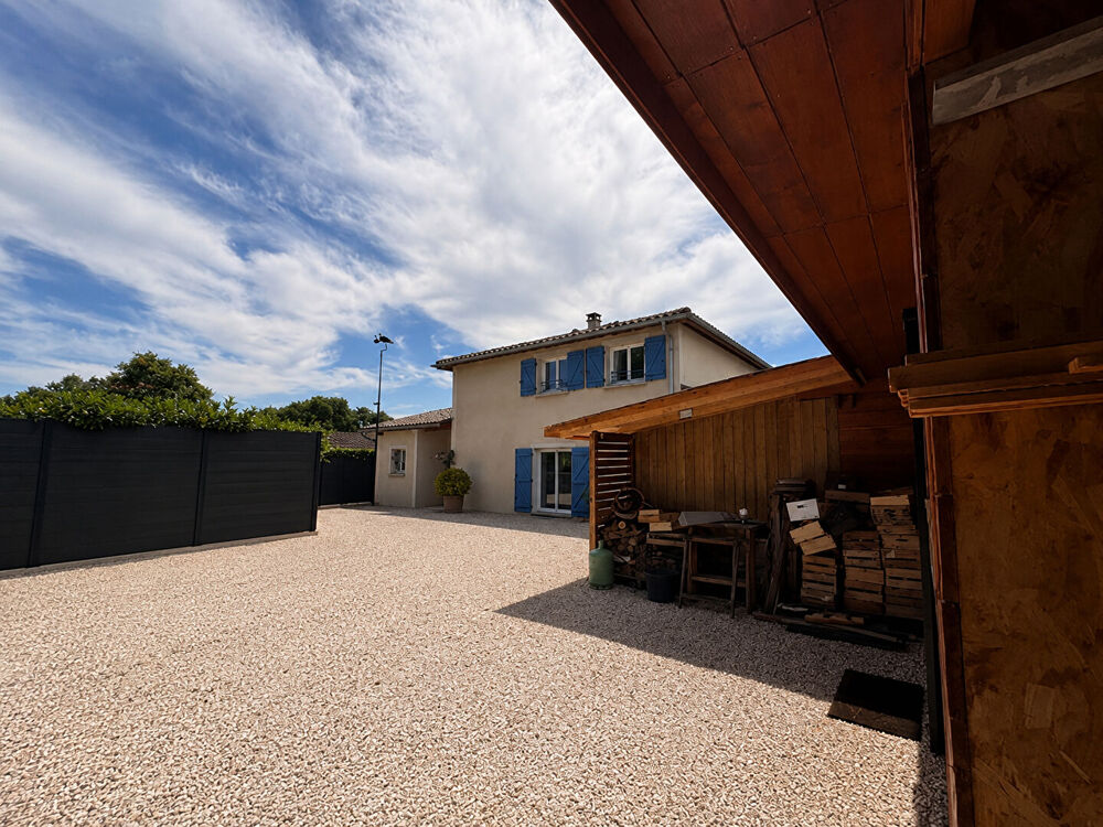 Vente Maison Une maison familiale de 232 m², où les volumes généreux créent une atmosphère chaleureuse et moderne. Montmerle sur saone
