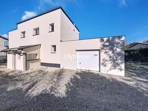  l'Adresse Immobilier - La Salvetat Saint Gilles - Maison T4  de 127 m2 sur un terrain piscinable de 736m� avec garage Maison - 4 pi�ce(s) - 127 m�