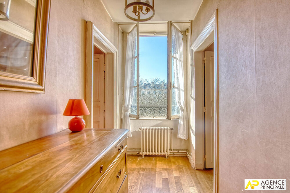 Vente Appartement Versailles Notre-Dame place Hoche Appartement 4 pièces 80.83 m² carrez situé au 3ème étage d'un immeuble 18ème. Versailles