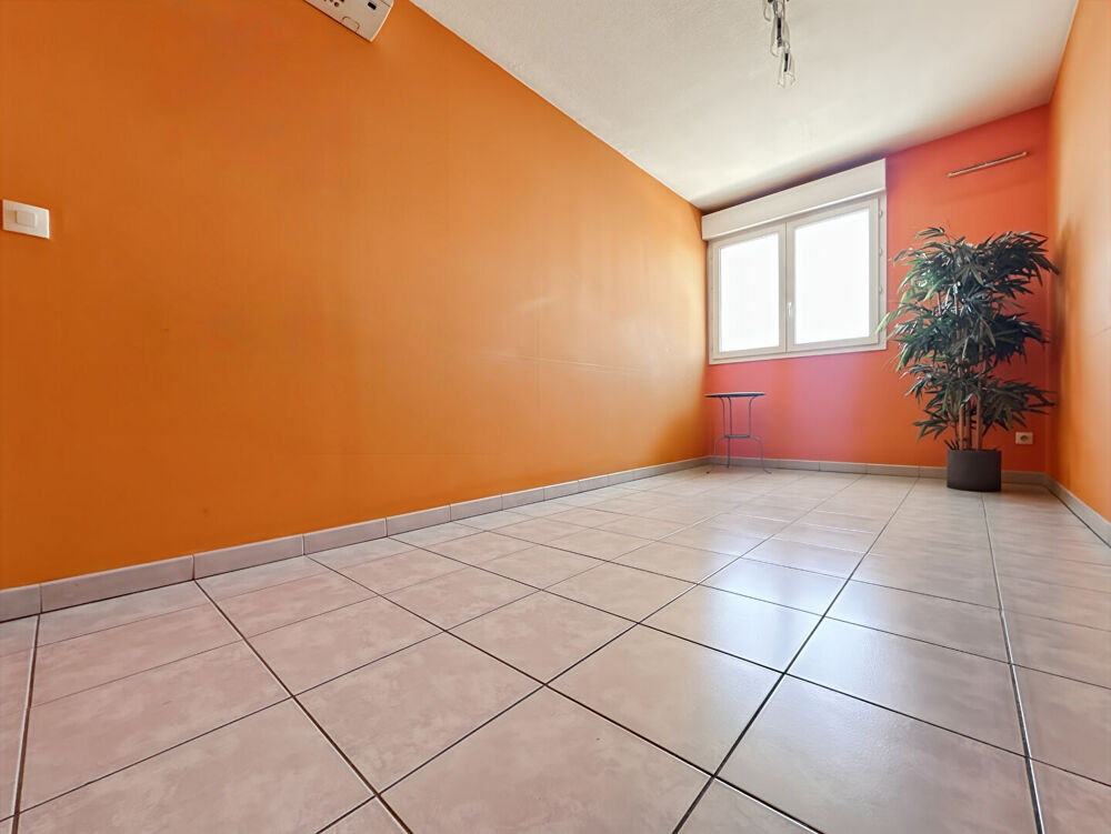 Vente Appartement À vendre MARSEILLE 13013  appartement T3 lou local professionnel Saint-Mitre, à deux pas de Château-Gombert  garage double en en Marseille 13