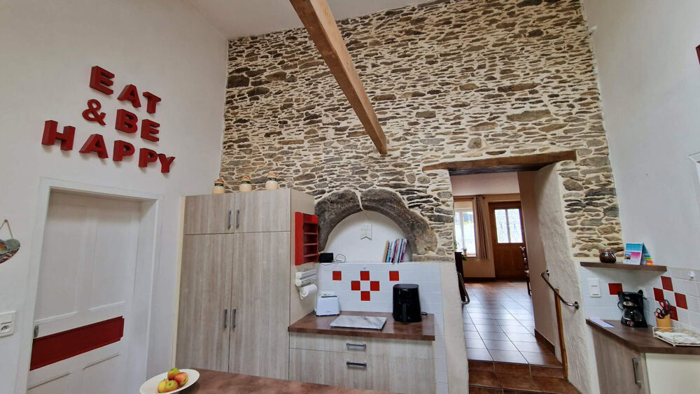 MORBIHAN Charmante maison en pierre de 3/4 chambres, bien entretenue, à proximité d'une boulangerie, d'un bar et d'un lac.