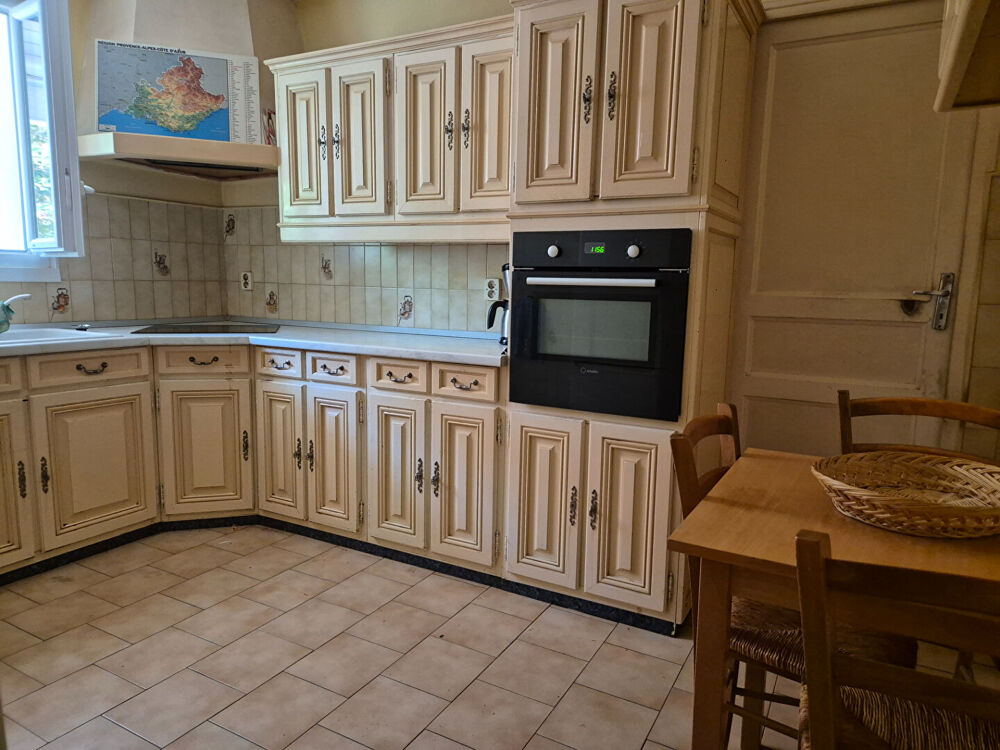 VILLA DE PLAIN PIED PROCHE CENTRE ARLES