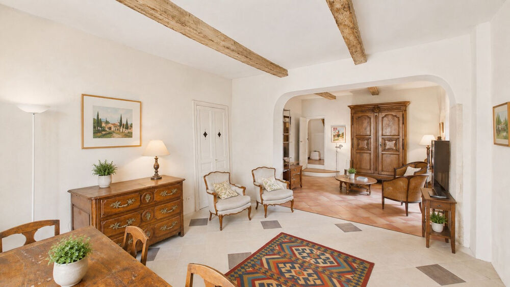 Vente Maison EYRAGUES - Au coeur du village, vaste maison de caractère de 210 m² avec cour intérieure d'environ 50 m² et cave Eyragues