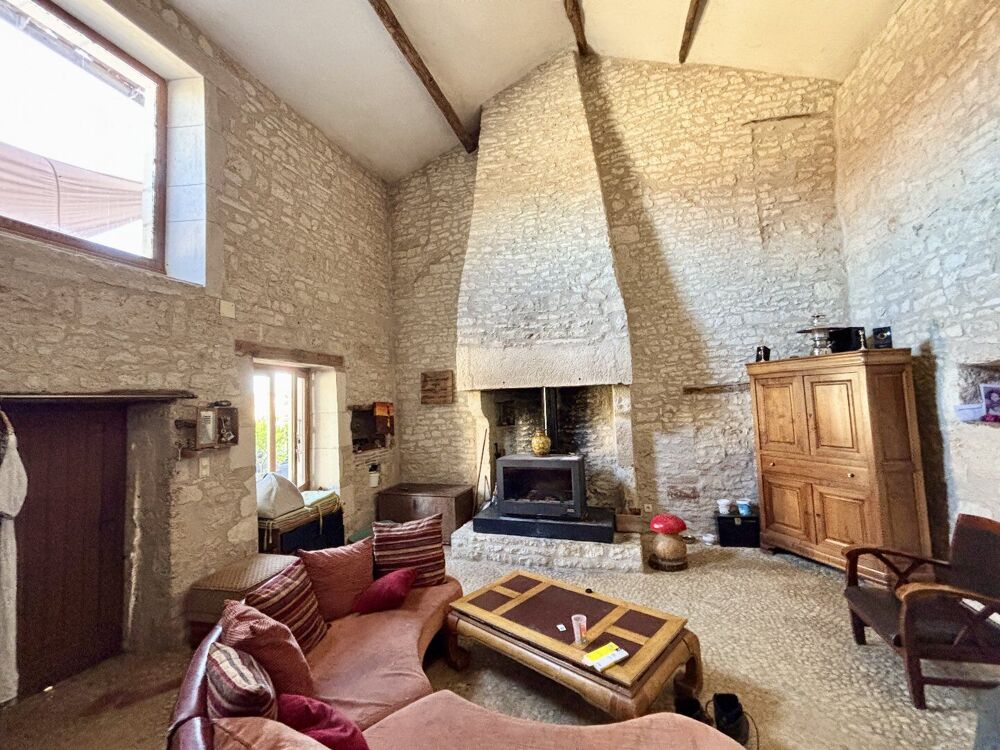 Maison de caractère au coeur d'un village avec seconde maison à finir de rénover et deux granges.