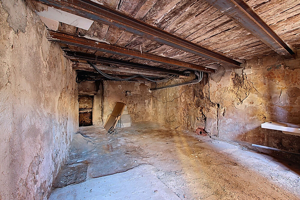  A VENDRE EN EXCLUSIVITE ! Local de 36 m² + 65m² de cave au coeur du village de LORGUES Lorgues