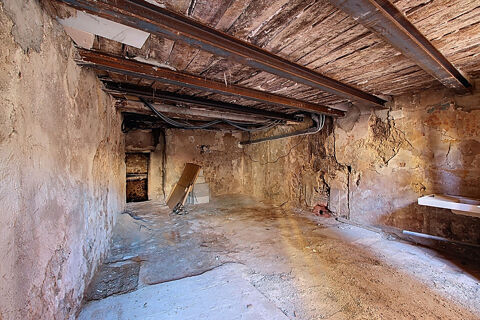   A VENDRE EN EXCLUSIVITE ! Local de 36 m² + 65m² de cave au coeur du village de LORGUES 