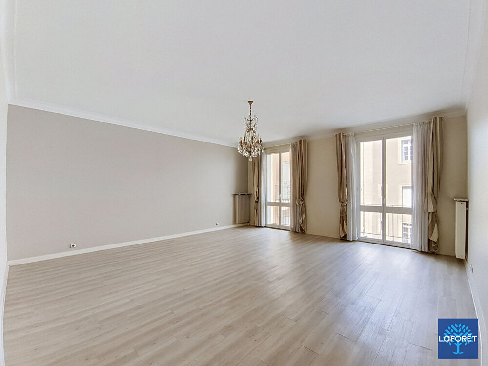 Appartement F4 de 118 m² - Garage fermé, cave et ascenseur - Place Michelet
