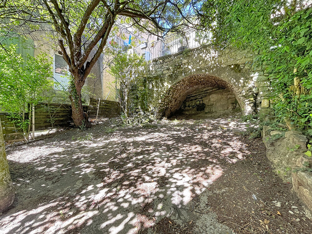 BAIX - Maison de caractère en pierre avec terrasse, caves, greniers et terrain