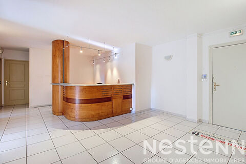 &Agrave; VENDRE - LOCAUX PROFESSIONNELS / BUREAUX 93m&sup2; - DRAGUIGNAN CENTRE-VILLE avec possibilit&eacute; de changement de destination 150000 83300 Draguignan