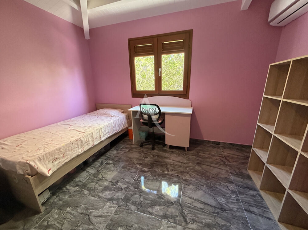 Vente Maison Villa T4 récente avec piscine et jardin clos Lamentin