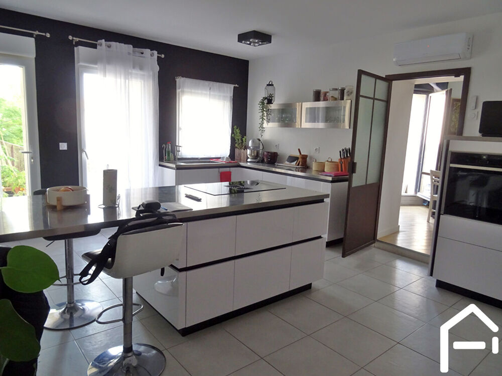 Vente Appartement ( dep 34 Poussan 34560) loft 150 m2 . place de garage . 2 terrasses Poussan