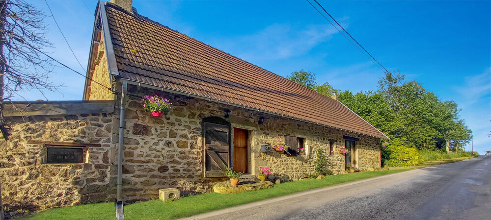 HAUTE VIENNE. Près CHAMBERET. Maison en pierre avec 3 chambres, vue imprenable sur la campagne avec jardins et foret de 12 127m2