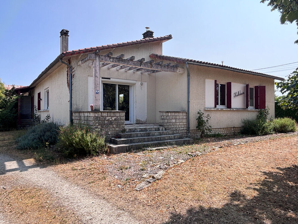 Vente Maison Spacieuse maison de trois chambres avec chalet et grand jardin arboré Villefagnan