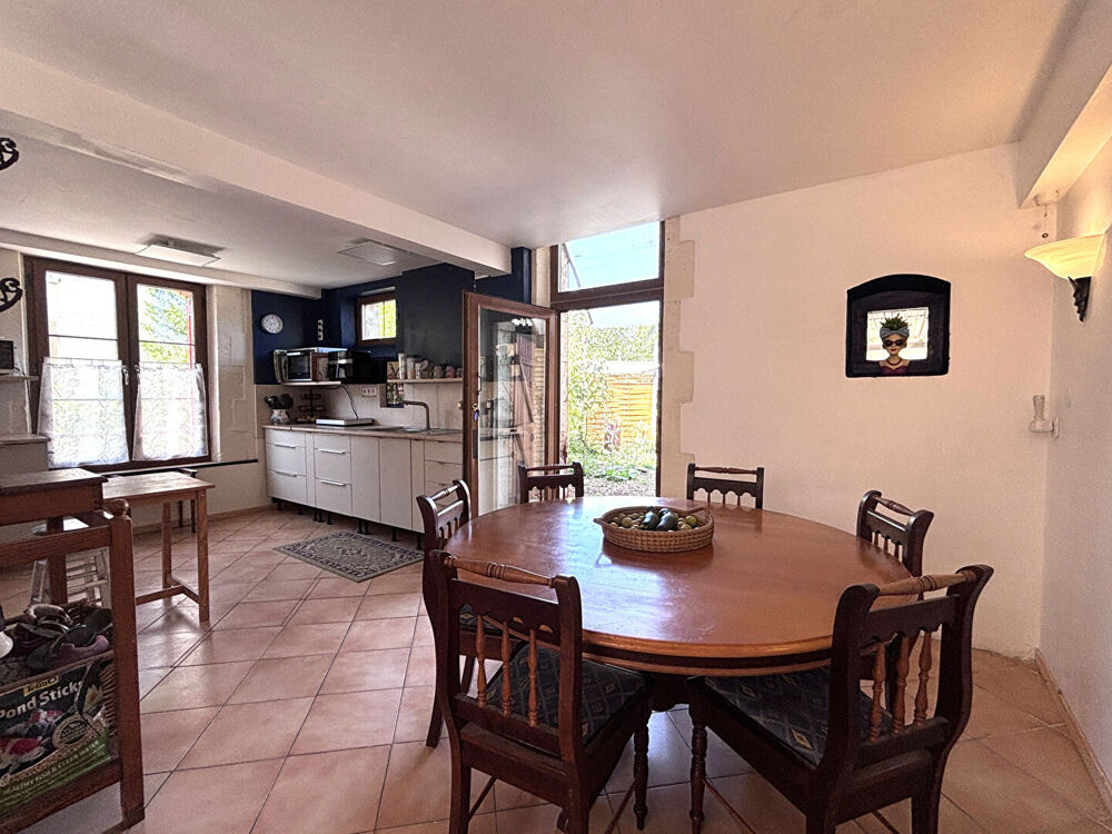 Vente Maison Maison de caractère rénovée avec cour et garage, à distance de marche du centre-ville. Ruffec