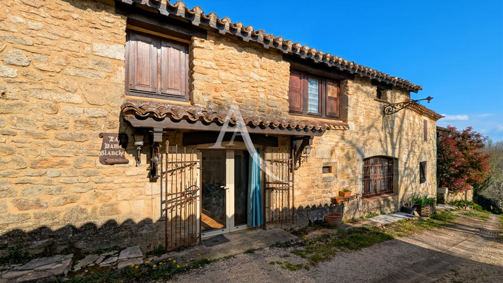 Maison en pierre atypique dans un hameau
