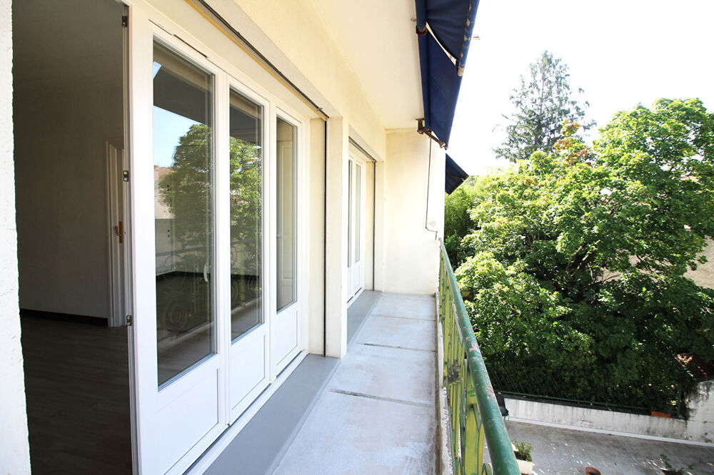 Vente Appartement NIMES Lumineux appartement P3 de 74m² avec 2 balcons et ascenseur, garage et cave en sous-sol. Nimes