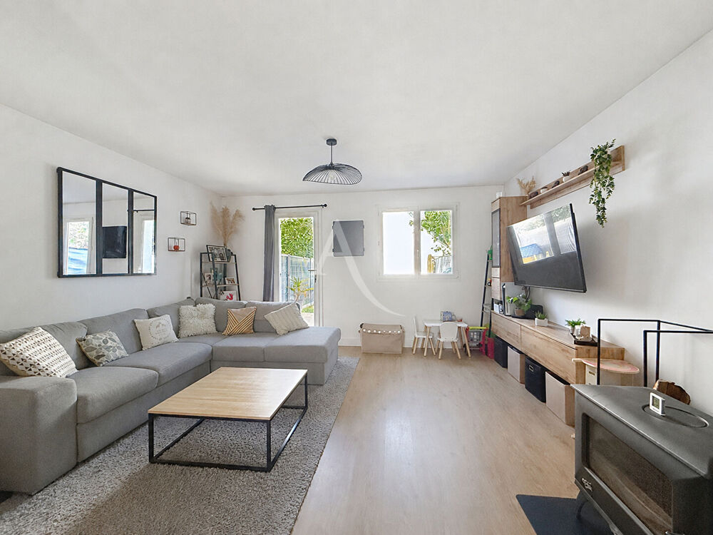 Maison avec 3 chambres située à PELLOUAILLES LES VIGNES.