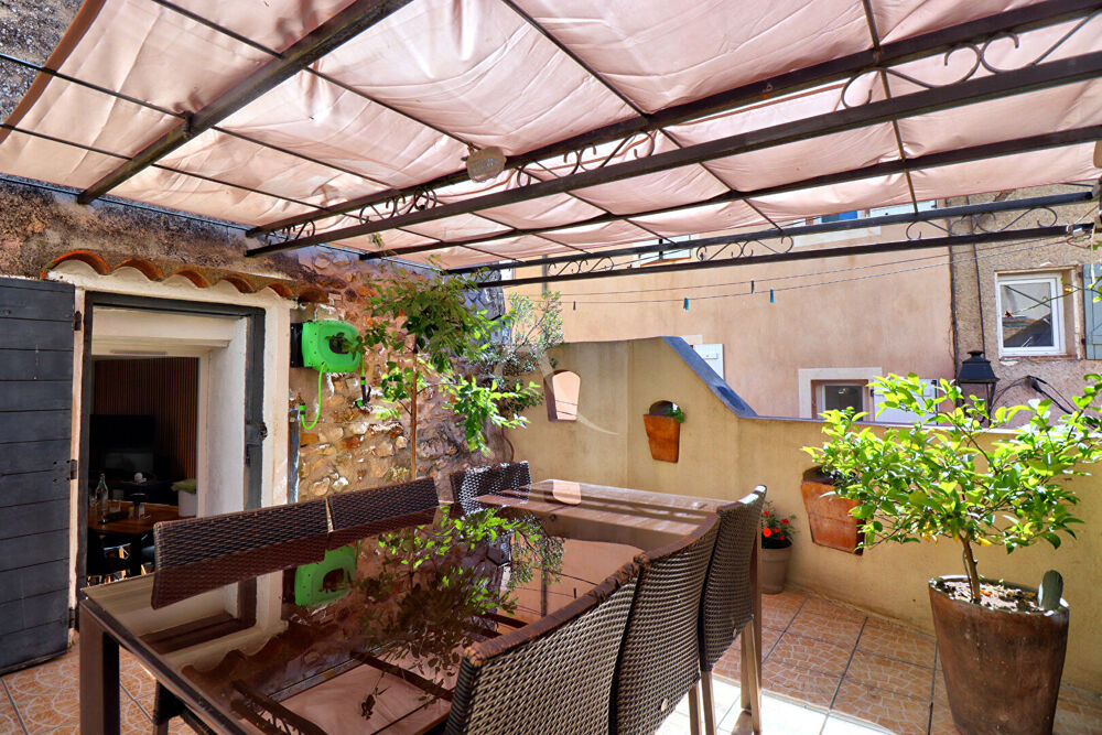 MAISON DE VILLAGE AVEC TERRASSE, GARAGES, CAVE A RIANS