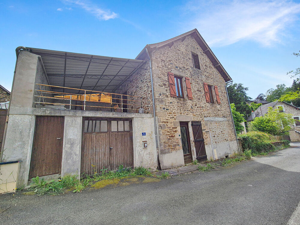 CORRÈZE. Le Lonzac. Maison en pierre partiellement rénovée avec une grande terrasse couverte et un jardin de 232 m².