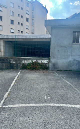  Parking / Garage à louer 