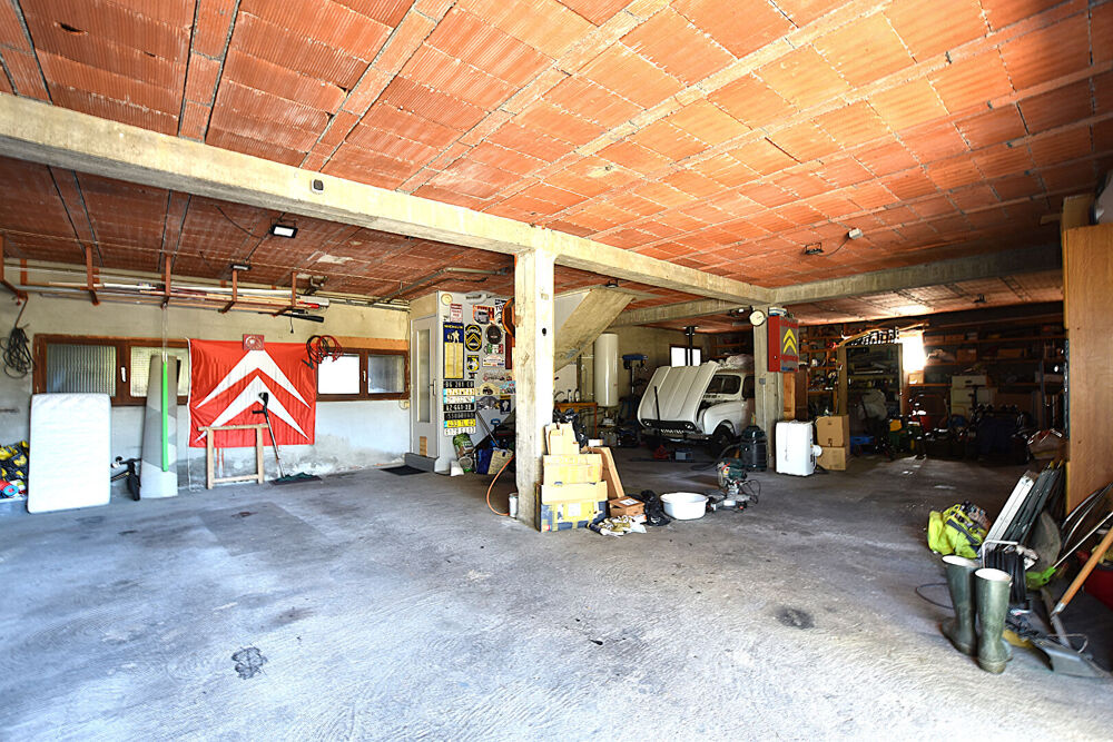 MAISON SPACIEUSE AVEC SOUS SOL TOTAL, PROCHE DES COMMERCES :