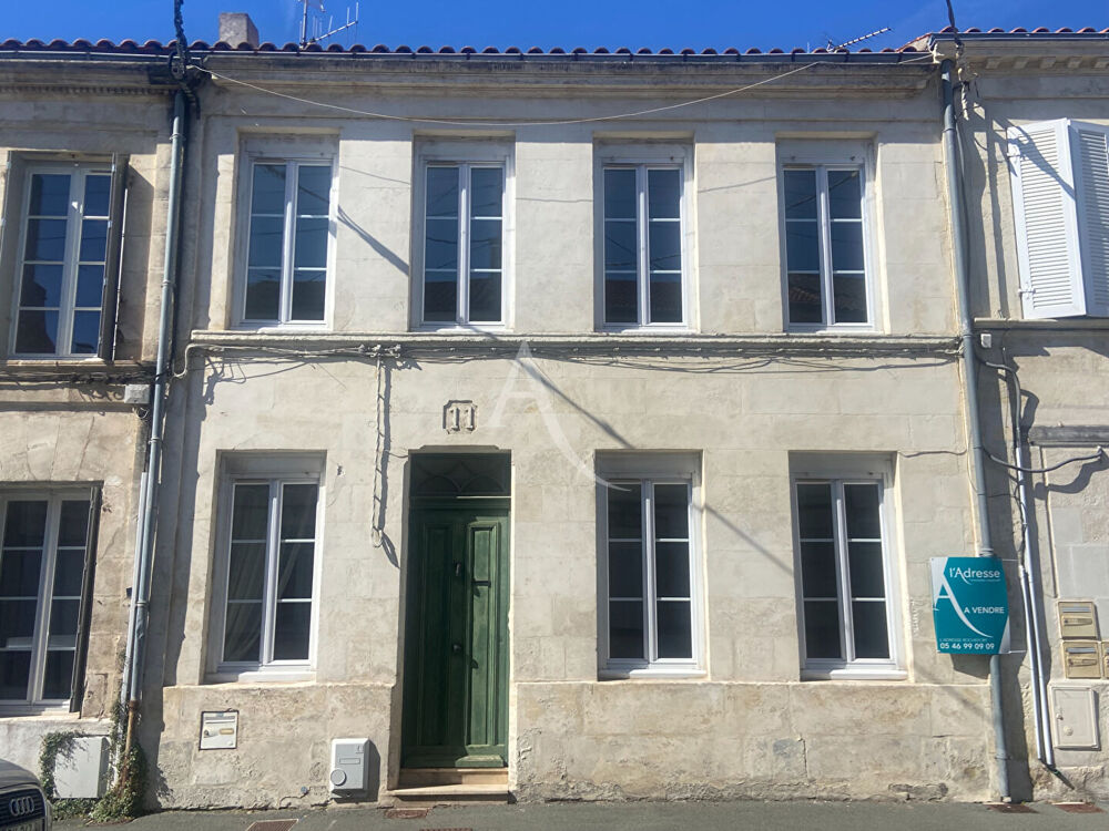 Maison de ville à étage avec jardin et dépendances