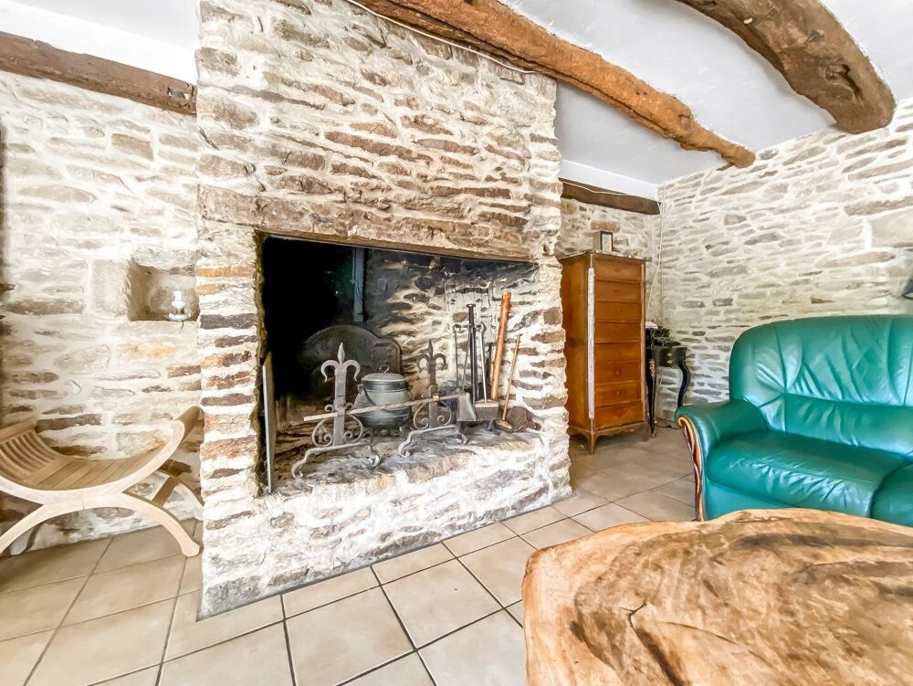 Jolie maison en pierre proche des plages avec grand jardin, puits et dépendance