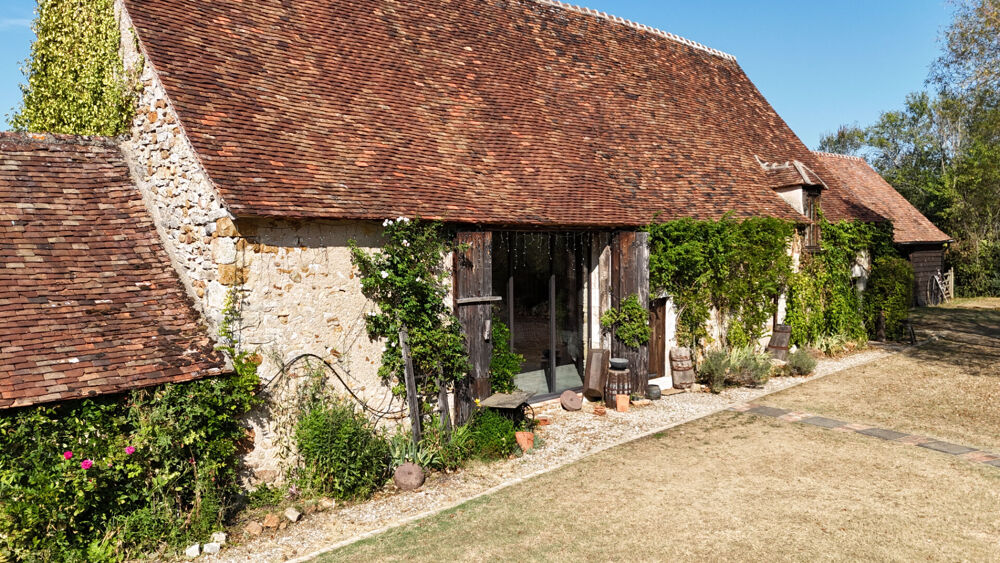 INDRE - Superbe domaine rural comprenant une maison d'époque, une grange réaménagée, une piscine chauffée et 5 hectares.