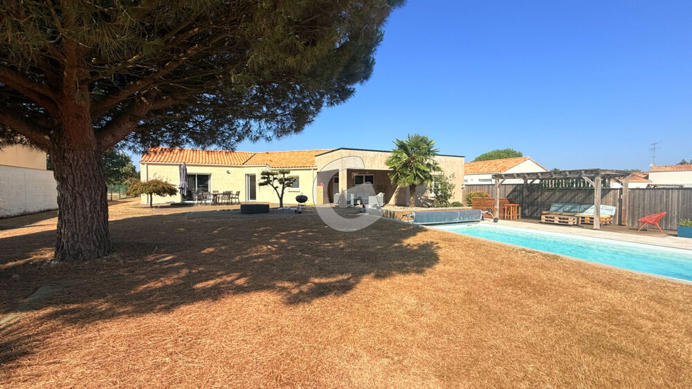 Maison 6 pièces 130 m² · à Saint Avaugourd des La... · 130 m² · 374 500 €