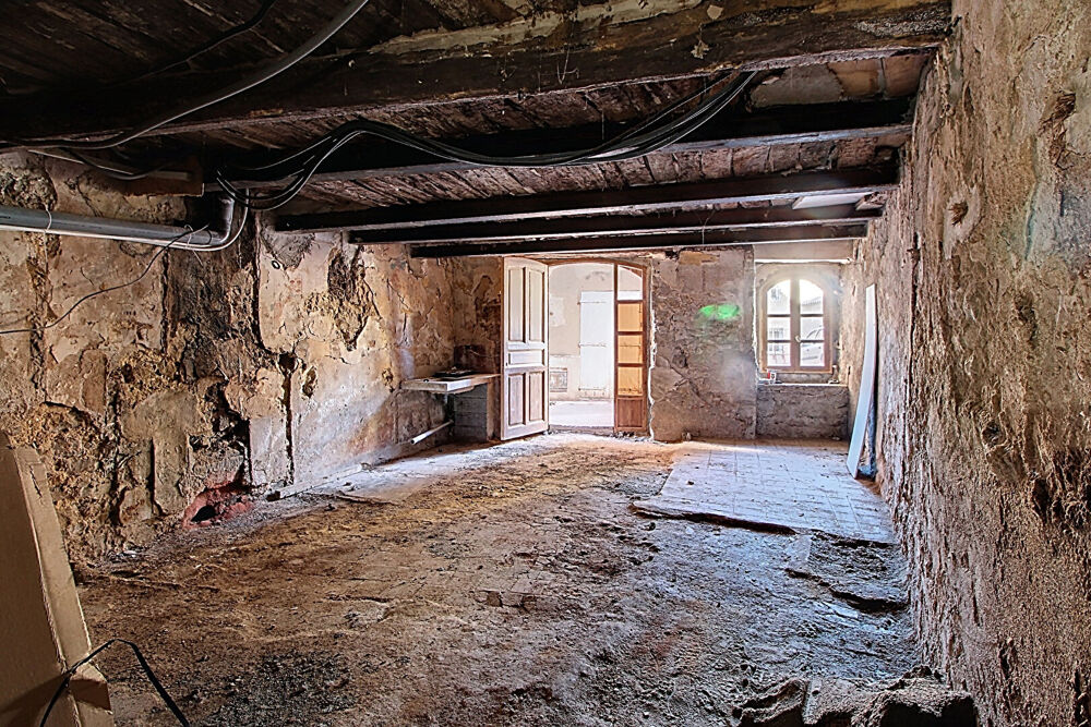   A VENDRE EN EXCLUSIVITE ! Local de 36 m² + 65m² de cave au coeur du village de LORGUES Lorgues