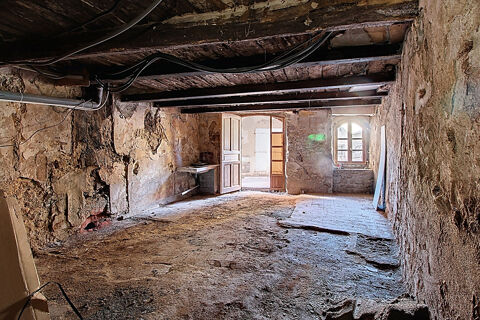   A VENDRE EN EXCLUSIVITE ! Local de 36 m² + 65m² de cave au coeur du village de LORGUES 