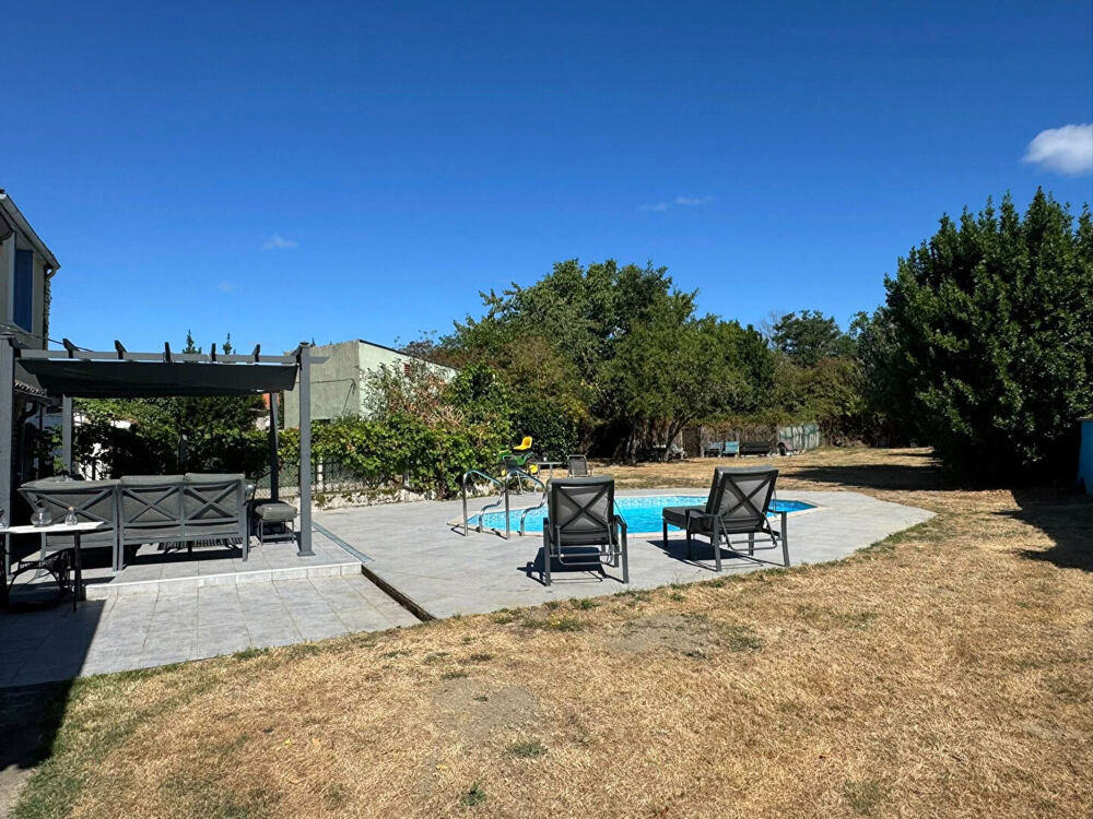 HAUTE VIENNE -Belle maison présentée avec gîte et piscine.