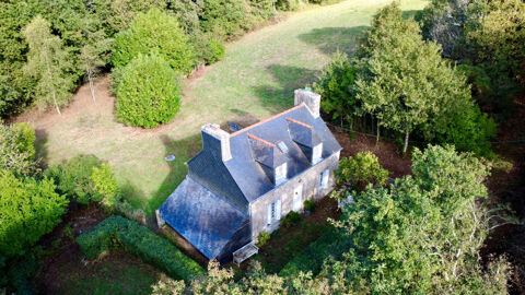 CÔTES-D'ARMOR: Bulat-Pestivien, proche Callac. Charmante maison en pierre de 2 chambres, avec garage et dépendances, sur 2,7 hec