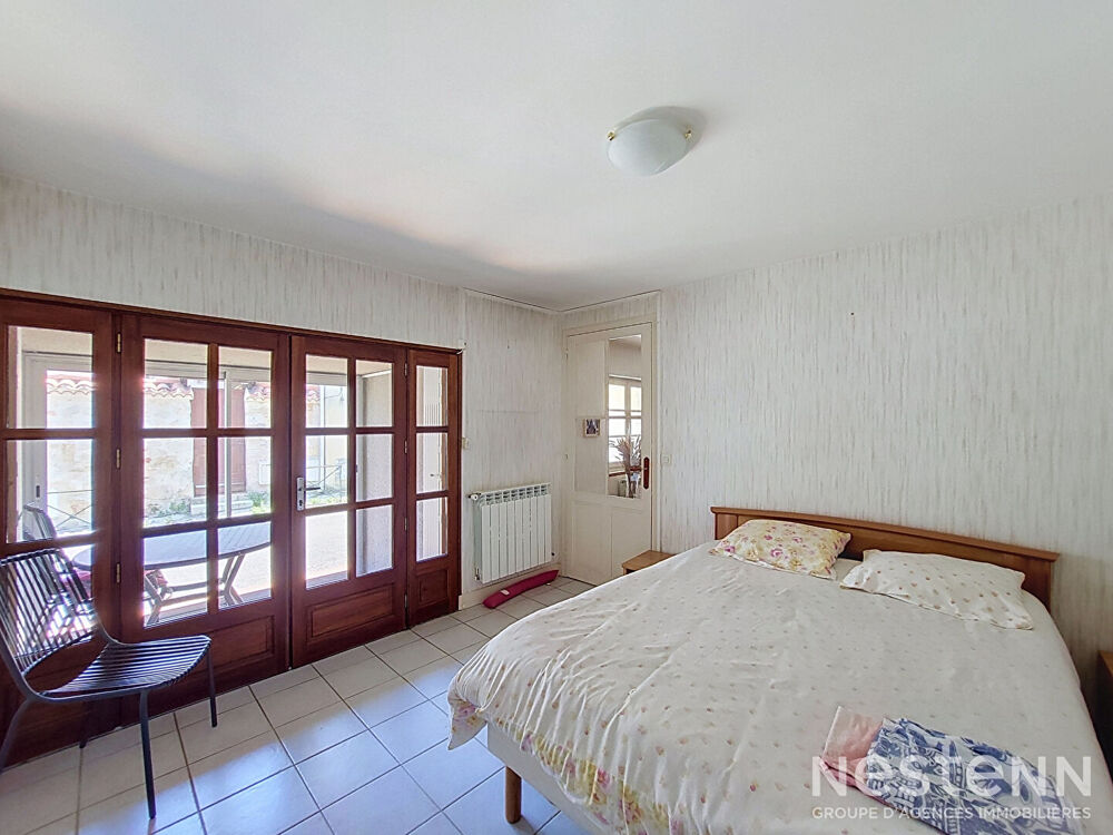 A Vendre Maison en pierre de 118m² avec quatre pièces et terrasse couverte à Condom