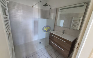  Appartement à louer 3 pièces 92 m²
