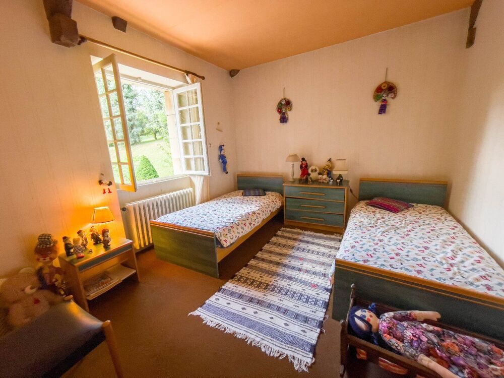 Maison bourgeoise en pierres avec terrain de 14 000m2 et piscine, à Figeac