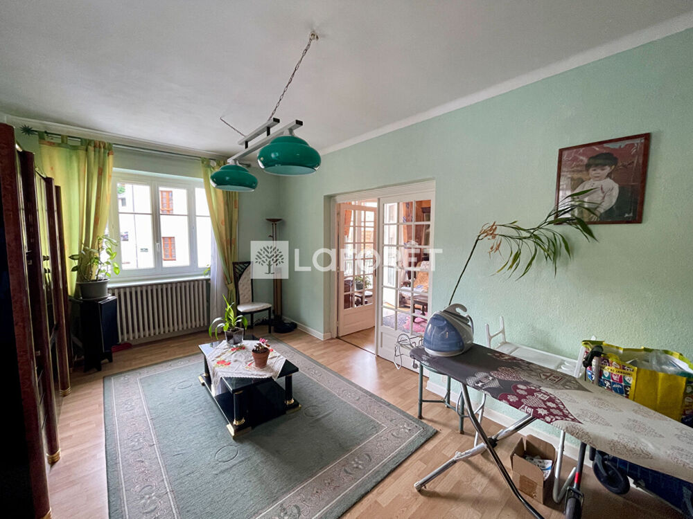 Grande maison/immeuble divisible.