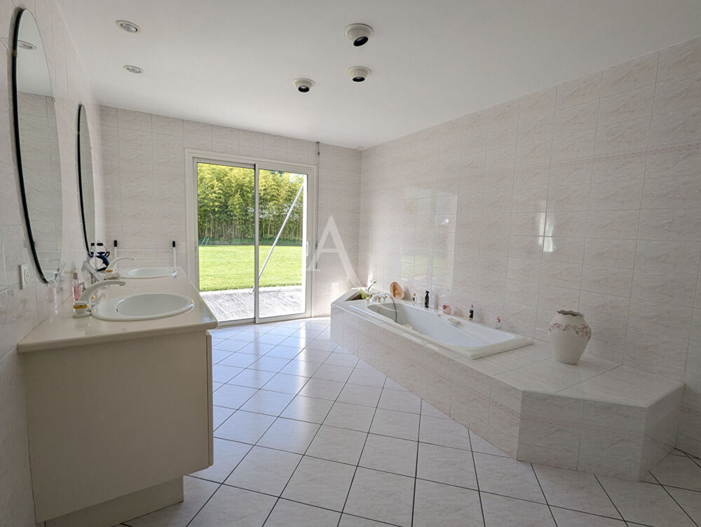 Vente Maison Maison familiale aux beaux volumes avec jardin de 2700 m² - Challans proche centre-ville Challans