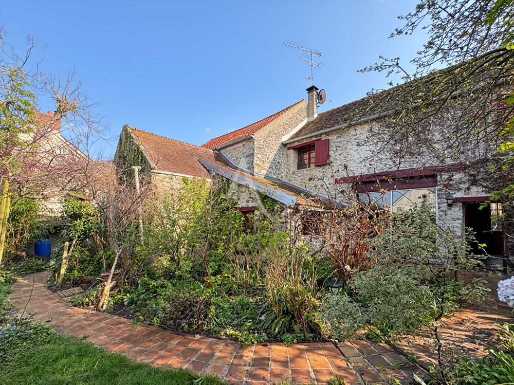 Ancien corps de ferme à Janville-sur-Juine avec grand garage et dépendance