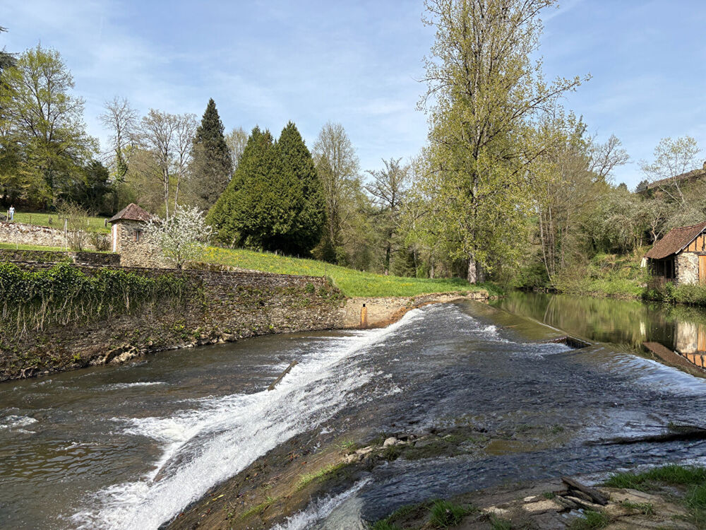 Ancien moulin avec turbine en activité, 700 m² de potentiel au coeur d'un des Plus Beaux Villages de France