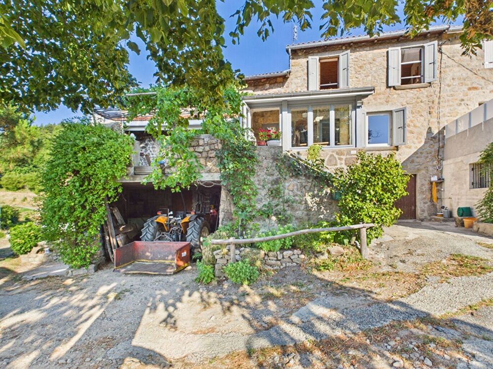 Maison au coeur d'un hameau avec dépendance et vaste terrain à Desaignes