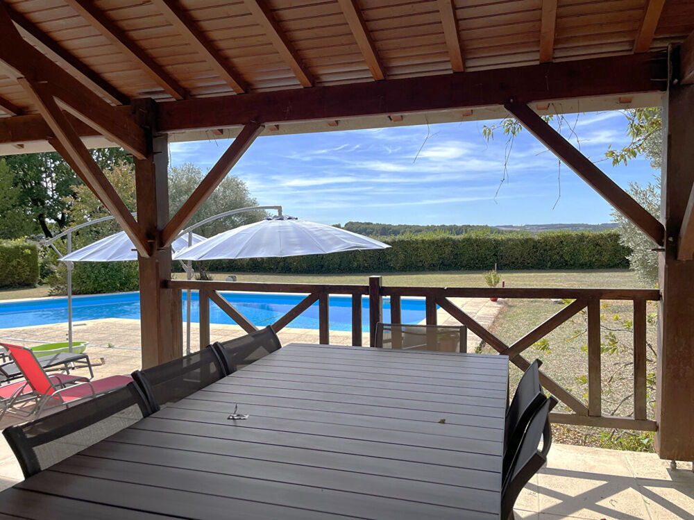 Villa familiale avec grande piscine et vue dégagée, aux portes de Montmoreau