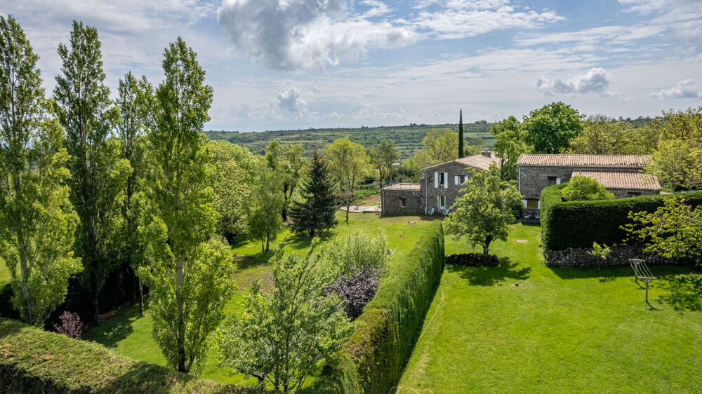 Propriété de caractère en pierre avec gîtes, piscine - écrin de nature en Ardèche.
