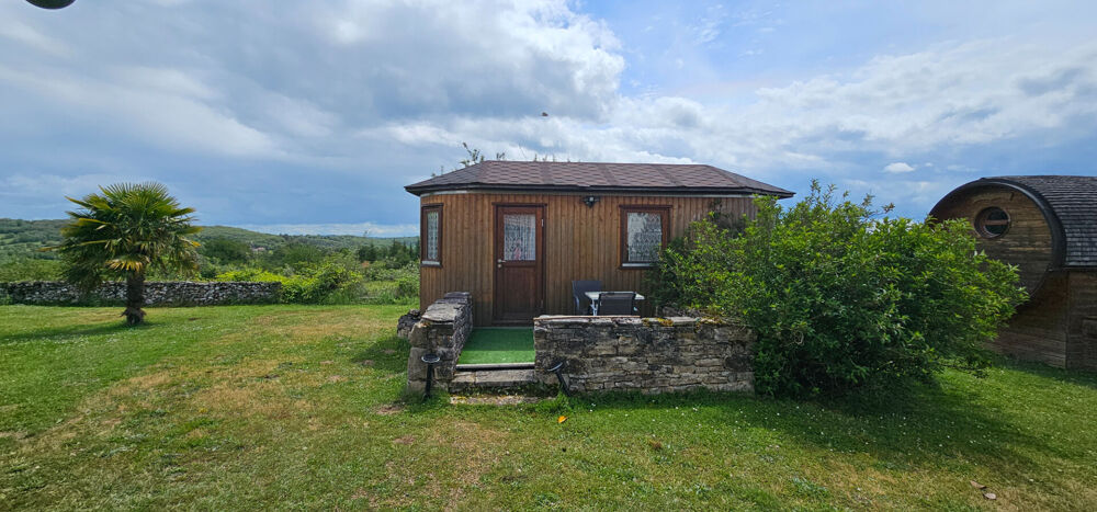 Ensemble immobilier en pierre avec gîte, maison principale, roulottes et piscine près de Cajarc