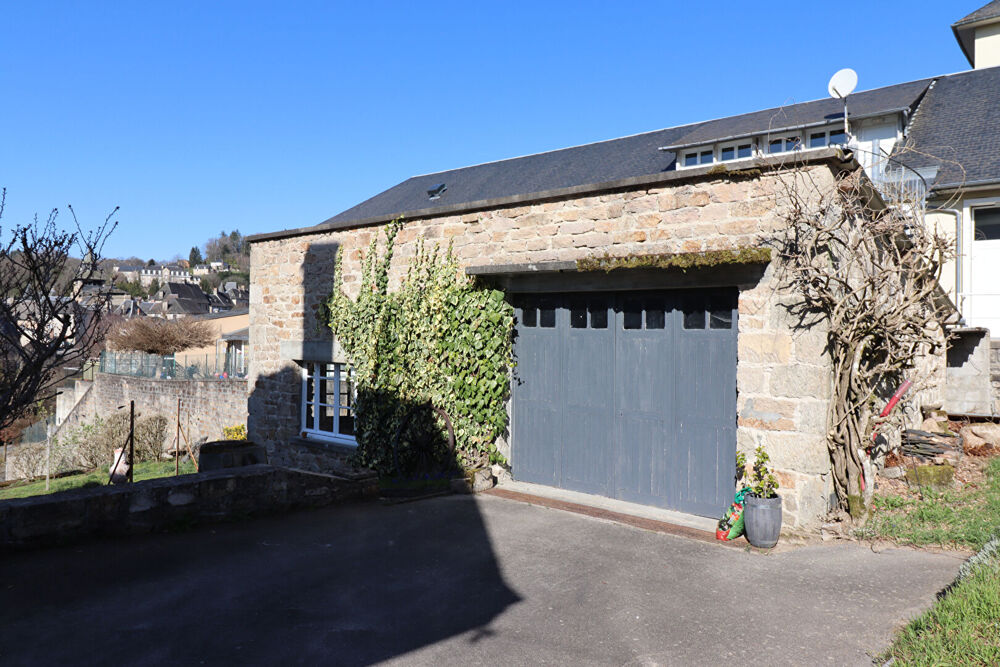 CORREZE. Ville de CORREZE. Maison en pierre avec une belle vue, 6 chambres (ou 4 et un appartement séparé). Garage et atelier.
