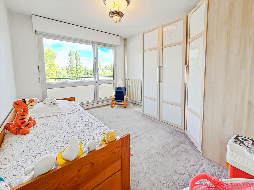 Appartement Arpajon de 4 pièces de 86 m2 avec 3 chambres, cave et terrasse.