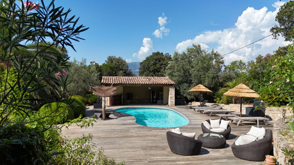 Propriété de caractère - 234 m² + 105 m² de volumes complémentaires dont un T2 indépendant - Piscine - Terrain 2600 m²